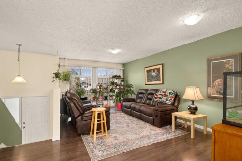 75 Bedford Drive Ne, Calgary, AB - Indoor Photo Showing Living Room