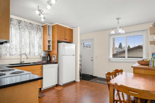 75 Bedford Drive Ne, Calgary, AB - Indoor Photo Showing Kitchen