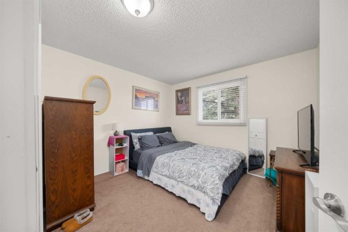 75 Bedford Drive Ne, Calgary, AB - Indoor Photo Showing Bedroom