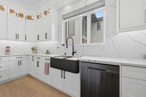 4942 84 Avenue Ne, Calgary, AB - Indoor Photo Showing Kitchen With Upgraded Kitchen