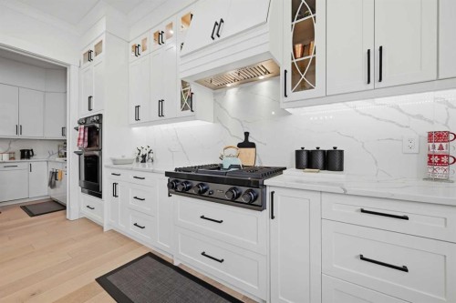 4942 84 Avenue Ne, Calgary, AB - Indoor Photo Showing Kitchen With Upgraded Kitchen