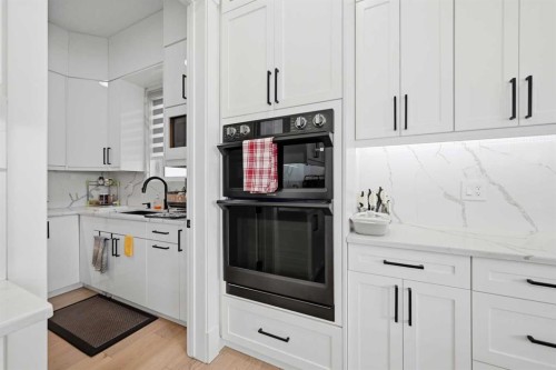 4942 84 Avenue Ne, Calgary, AB - Indoor Photo Showing Kitchen