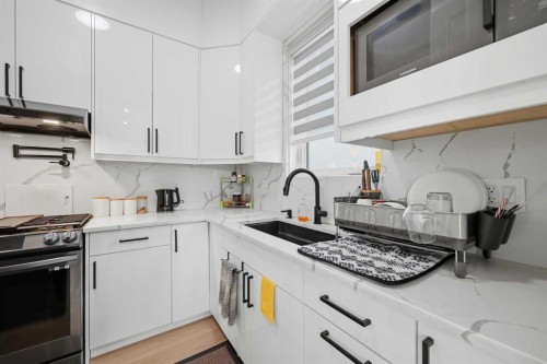 4942 84 Avenue Ne, Calgary, AB - Indoor Photo Showing Kitchen With Upgraded Kitchen