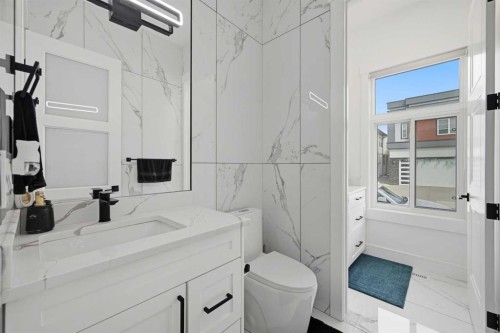 4942 84 Avenue Ne, Calgary, AB - Indoor Photo Showing Bathroom