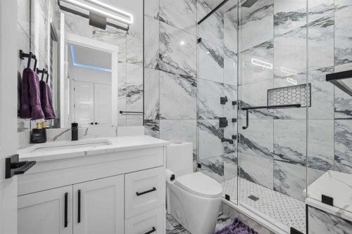 4942 84 Avenue Ne, Calgary, AB - Indoor Photo Showing Bathroom