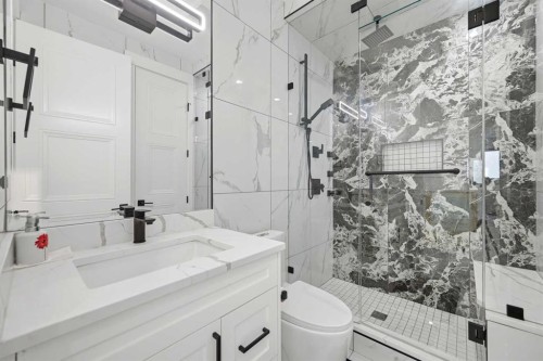 4942 84 Avenue Ne, Calgary, AB - Indoor Photo Showing Bathroom