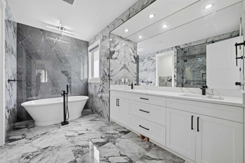 4942 84 Avenue Ne, Calgary, AB - Indoor Photo Showing Bathroom