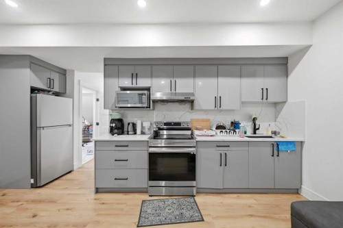 4942 84 Avenue Ne, Calgary, AB - Indoor Photo Showing Kitchen