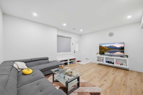 4942 84 Avenue Ne, Calgary, AB - Indoor