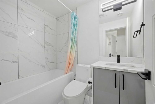 4942 84 Avenue Ne, Calgary, AB - Indoor Photo Showing Bathroom