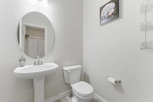 9 Sage Bluff Rise Nw, Calgary, AB - Indoor Photo Showing Bathroom