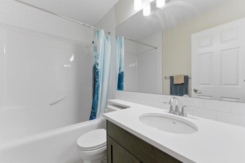 9 Sage Bluff Rise Nw, Calgary, AB - Indoor Photo Showing Bathroom