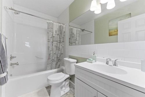 9 Sage Bluff Rise Nw, Calgary, AB - Indoor Photo Showing Bathroom