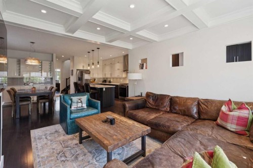 1811 31 Avenue Sw, Calgary, AB - Indoor Photo Showing Living Room