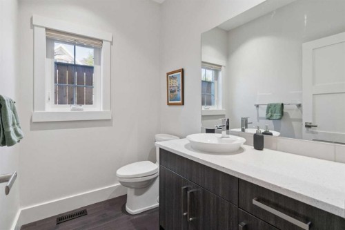 1811 31 Avenue Sw, Calgary, AB - Indoor Photo Showing Bathroom