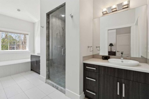 1811 31 Avenue Sw, Calgary, AB - Indoor Photo Showing Bathroom