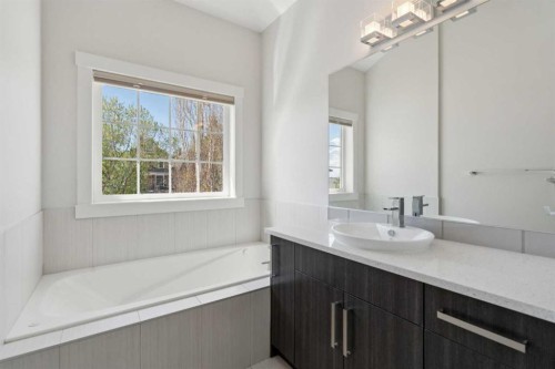 1811 31 Avenue Sw, Calgary, AB - Indoor Photo Showing Bathroom