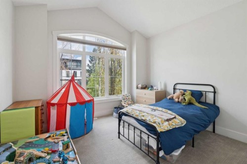 1811 31 Avenue Sw, Calgary, AB - Indoor Photo Showing Bedroom