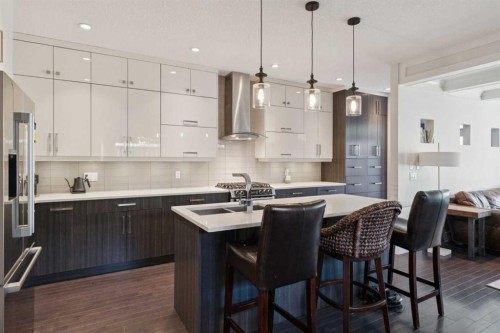 1811 31 Avenue Sw, Calgary, AB - Indoor Photo Showing Kitchen With Upgraded Kitchen