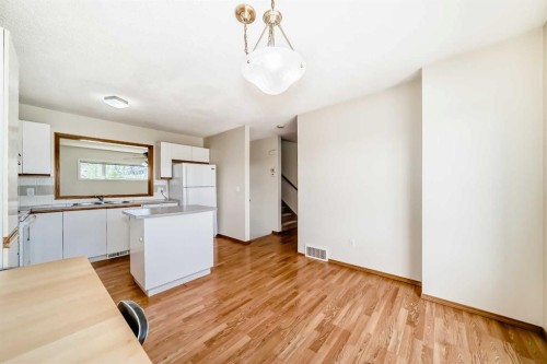 31 Harvest Oak Circle Ne, Calgary, AB - Indoor Photo Showing Kitchen