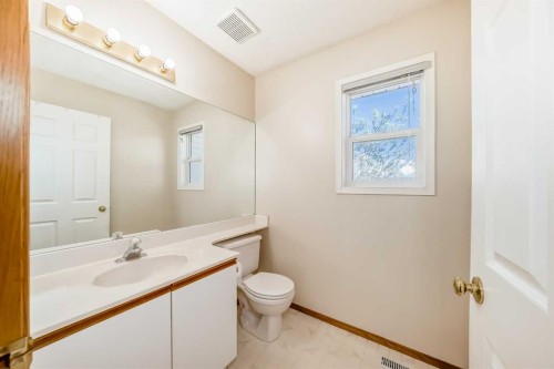 31 Harvest Oak Circle Ne, Calgary, AB - Indoor Photo Showing Bathroom