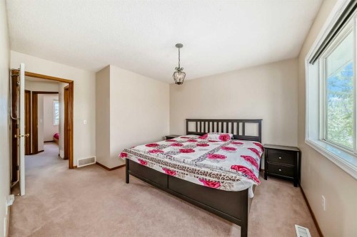 31 Harvest Oak Circle Ne, Calgary, AB - Indoor Photo Showing Bedroom