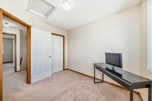 31 Harvest Oak Circle Ne, Calgary, AB - Indoor Photo Showing Other Room