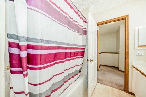 31 Harvest Oak Circle Ne, Calgary, AB - Indoor Photo Showing Bathroom
