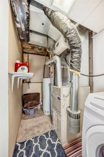 31 Harvest Oak Circle Ne, Calgary, AB - Indoor Photo Showing Laundry Room