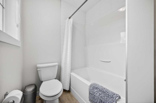 68 Nolancrest Circle Nw, Calgary, AB - Indoor Photo Showing Bathroom
