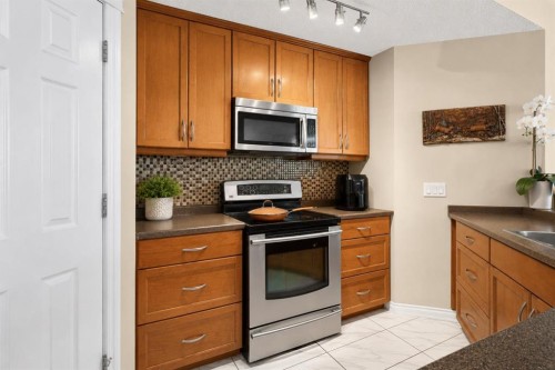 7305-14 Hemlock Crescent Sw, Calgary, AB - Indoor Photo Showing Kitchen