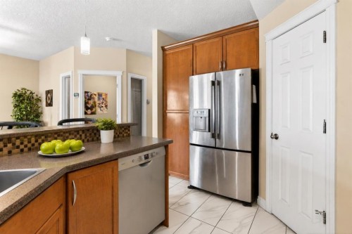 7305-14 Hemlock Crescent Sw, Calgary, AB - Indoor Photo Showing Kitchen