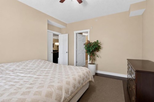 7305-14 Hemlock Crescent Sw, Calgary, AB - Indoor Photo Showing Bedroom