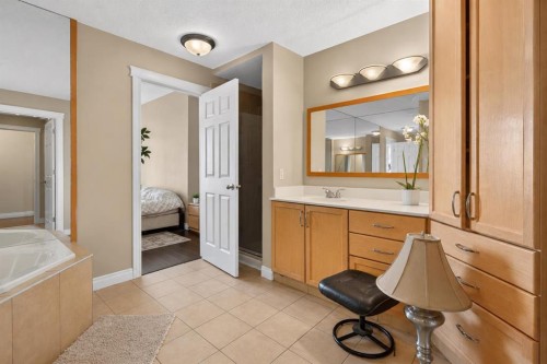7305-14 Hemlock Crescent Sw, Calgary, AB - Indoor Photo Showing Bathroom