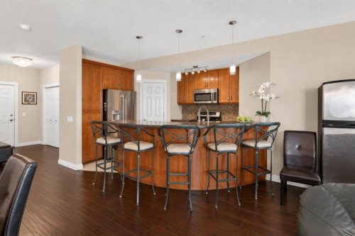 7305-14 Hemlock Crescent Sw, Calgary, AB - Indoor Photo Showing Kitchen