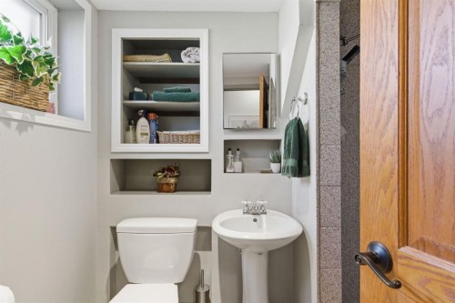 5012 Valiant Drive Nw, Calgary, AB - Indoor Photo Showing Bathroom