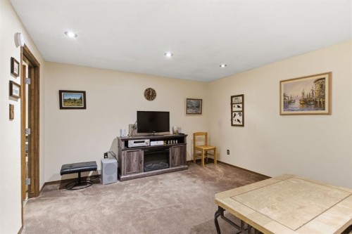 5012 Valiant Drive Nw, Calgary, AB - Indoor