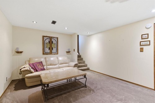 5012 Valiant Drive Nw, Calgary, AB - Indoor Photo Showing Other Room