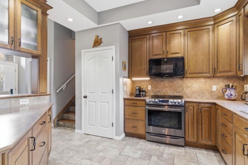 5012 Valiant Drive Nw, Calgary, AB - Indoor Photo Showing Kitchen
