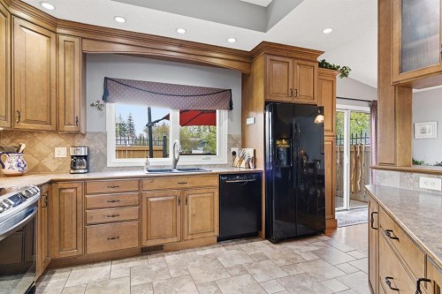 5012 Valiant Drive Nw, Calgary, AB - Indoor Photo Showing Kitchen