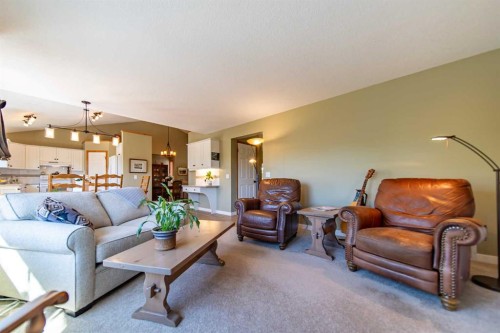 76 Sunset Crescent, Okotoks, AB - Indoor Photo Showing Living Room