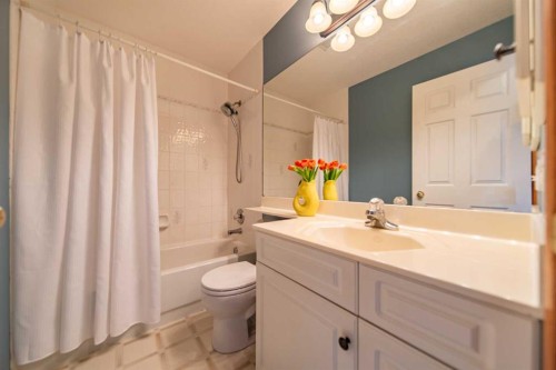 76 Sunset Crescent, Okotoks, AB - Indoor Photo Showing Bathroom