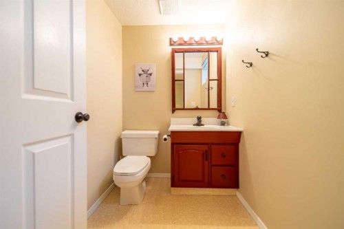 76 Sunset Crescent, Okotoks, AB - Indoor Photo Showing Bathroom