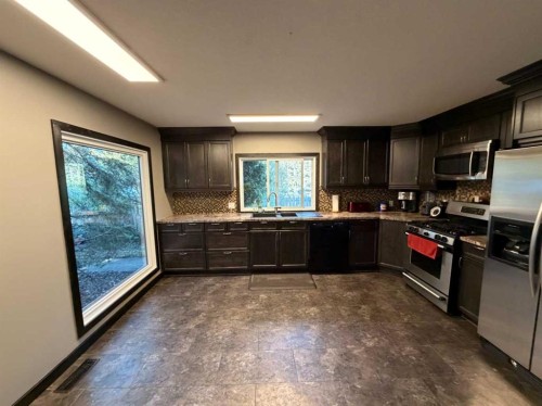 987 1 Avenue, Sundre, AB - Indoor Photo Showing Kitchen
