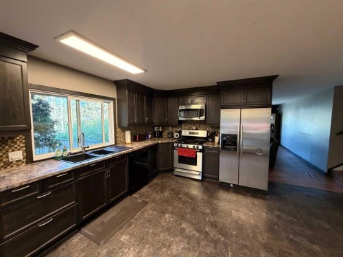 987 1 Avenue, Sundre, AB - Indoor Photo Showing Kitchen With Double Sink