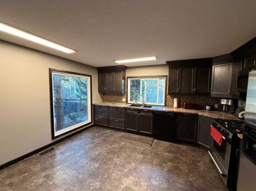 987 1 Avenue, Sundre, AB - Indoor Photo Showing Kitchen