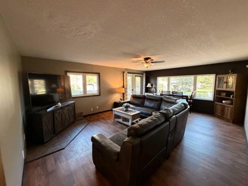 987 1 Avenue, Sundre, AB - Indoor Photo Showing Living Room