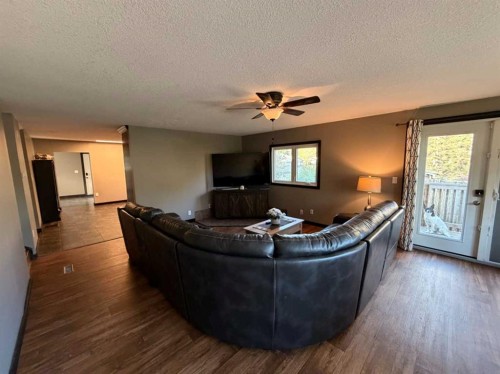 987 1 Avenue, Sundre, AB - Indoor Photo Showing Living Room