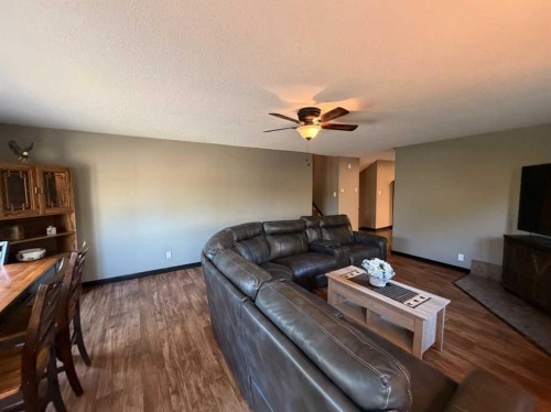 987 1 Avenue, Sundre, AB - Indoor Photo Showing Other Room