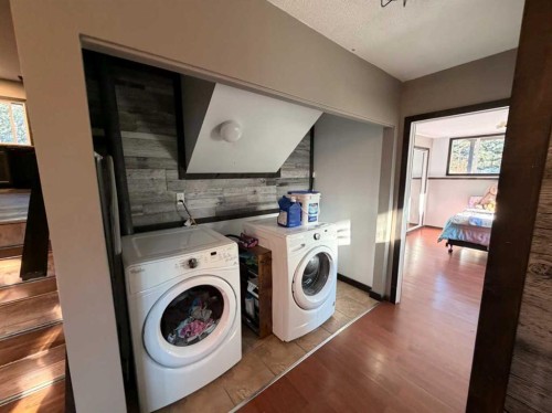 987 1 Avenue, Sundre, AB - Indoor Photo Showing Laundry Room